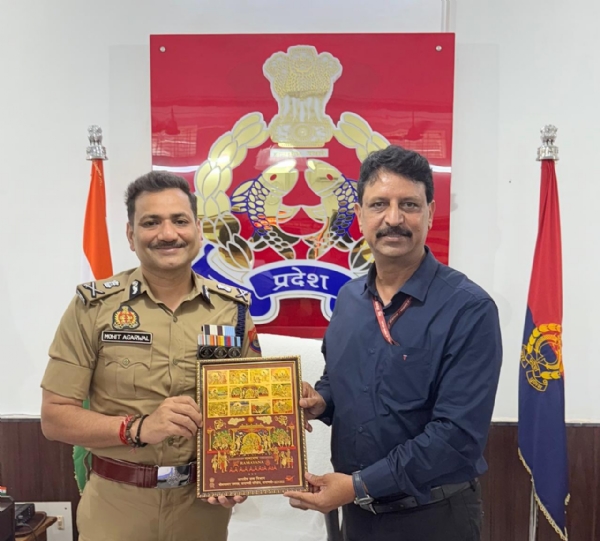 पीएमजी पुलिस कमिश्नर को डाक टिकट भेंट करते हुए