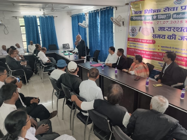 बैठक के दौरान जजों की टीम एवं वकील