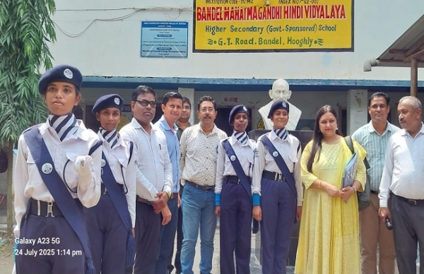 यूनिसेफ के प्रतिनिधिमंडल, शिक्षा अधिकारी, शिक्षक हैं और छात्राएं