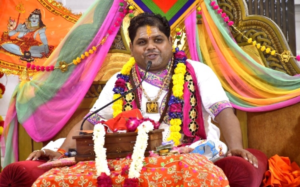 कानपुर में सनातन धर्म मंदिर में शिव महापुराण कथा के चतुर्थ दिवस पर कथा सुनाते आचार्य डॉ सर्वेश द्विवेदी का छायाचित्र