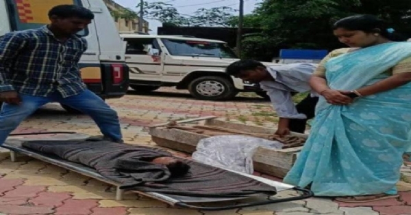 शव को देखती जिप सदस्य खुश्बू दांगी