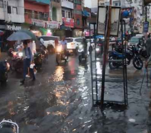 सड़क पर लगा पानी