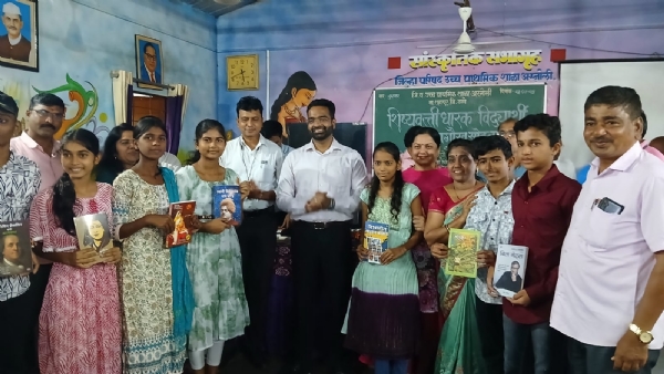 Honouring meritorious students in Thane school