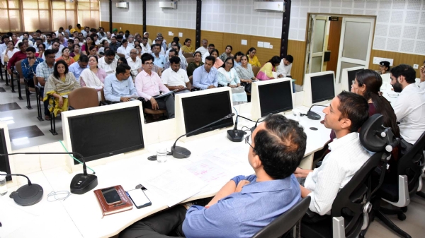 बैठक में अधिकारियों को निर्देश देते उपायुक्त अनीश यादव एवं पुलिस अधीक्षक शशांक कुमार सावन।