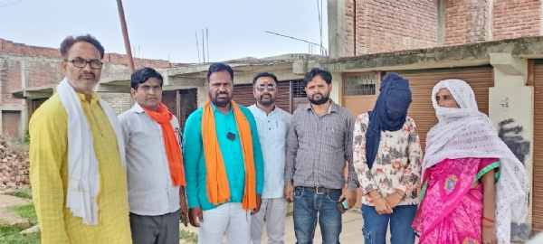 पीडित परिवार से मिलते सवर्ण आर्मी पार्टी के प्रदेश अध्यक्ष सूरज प्रसाद चौबे