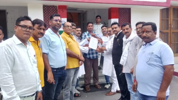 प्रशासनिक अधिकारी को ज्ञापन देते उद्योग व्यापार मंडल के पदाधिकारी