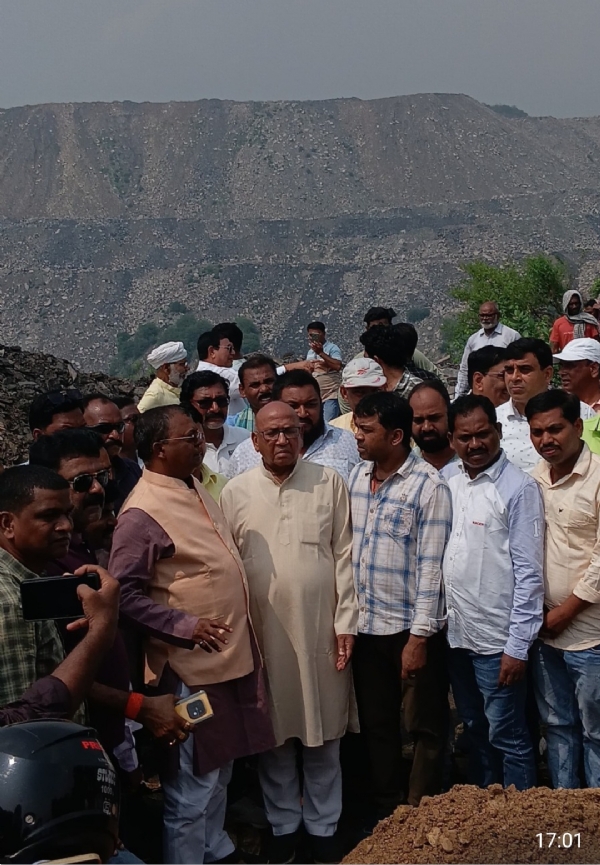 घटना स्थल का दौरा करते विधायक सरयू राय