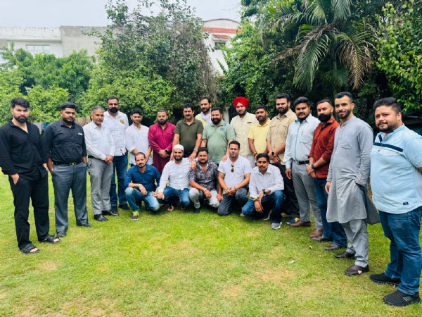 नेकां की बैठक में भाग लेने वाले युवा नेता्