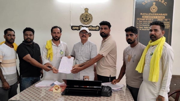रतिया। खंड शिक्षा अधिकारी को ज्ञापन सौंपते प्रतिनिधिमंडल सदस्य।