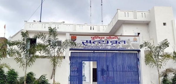संभल में विवादित जामा मस्जिद के सामने बनी सत्यव्रत पुलिस चौकी का मुख्य द्वार।