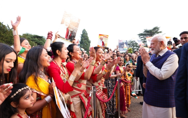 दो दिवसीय यात्रा पर लंदन पहुंचे प्रधानमंत्री मोदी का भारतीय समुदाय ने जोरदार स्वागत किया। (फोटो-एक्स)