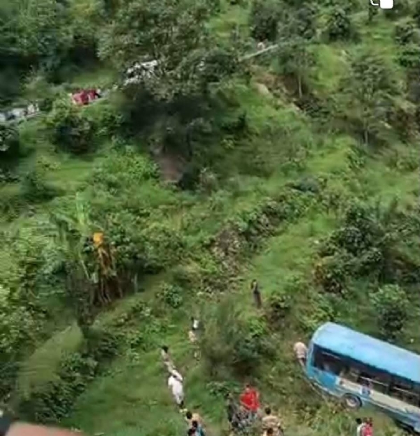 मंडी जिला के सरकाघाट् के मसरेन में गहरी खाई में गिरी बस