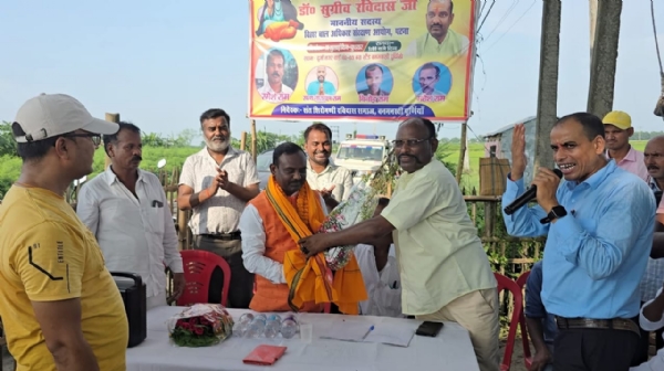 सम्मानित करते कार्यकर्ता  गण