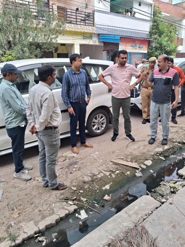 शहर के विभिन्न क्षेत्रों  का नगर आयुक्त ने लिया जाएज़ा