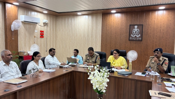 अभियोजन कार्यों एवं जिला स्तरीय नारकोटिक्स मामलों की गहन समीक्षा बैठक करती जिलाधिकारी प्रियंका निरंजन व वरिष्ठ पुलिस अधीक्षक सोमेन बर्मा।