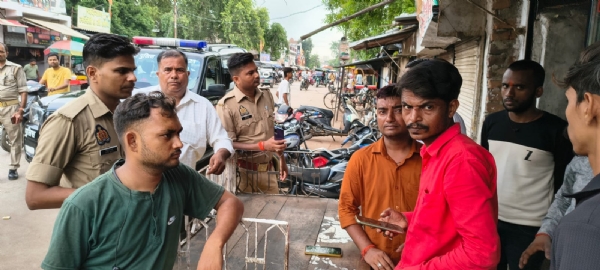 जानकारी देता पीड़ित दुकानदार