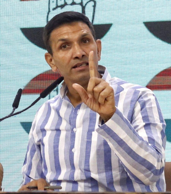 जीतू पटवारी फाइल फाेटाे