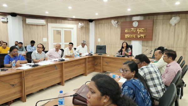 अधिकारियों के साथ बैठक करती उपायुक्‍त