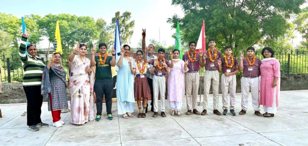 पदक जीतने वाले खिलाड़ी प्रधानाचार्या गीता मल्होत्रा के साथ।