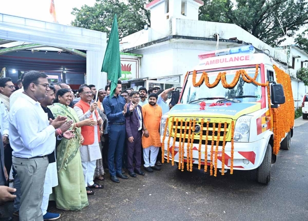 मुख्यमंत्री साय आधुनिक एम्बुलेंस को  हरी झंडी दिखाते