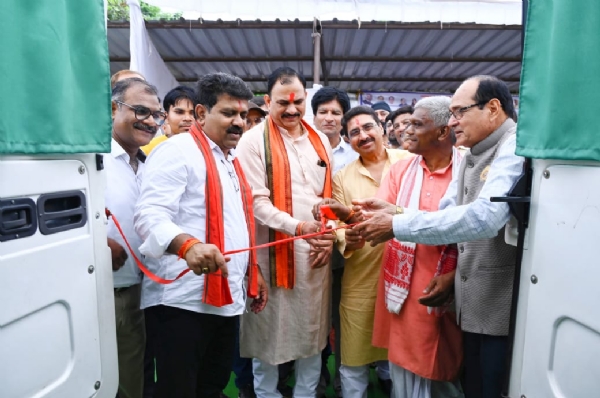 कवर्धा में मोबाइल नेत्र जांच वैन को हरी झंडी दिखाकर रवाना करते हुए उप मुख्यमंत्री विजय शर्मा और स्वास्थ्य मंत्री श्याम बिहारी जायसवाल