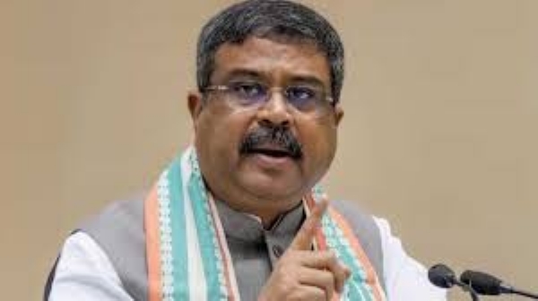धमेन्द्र प्रधान मीडिया से बातचीत करते हुए