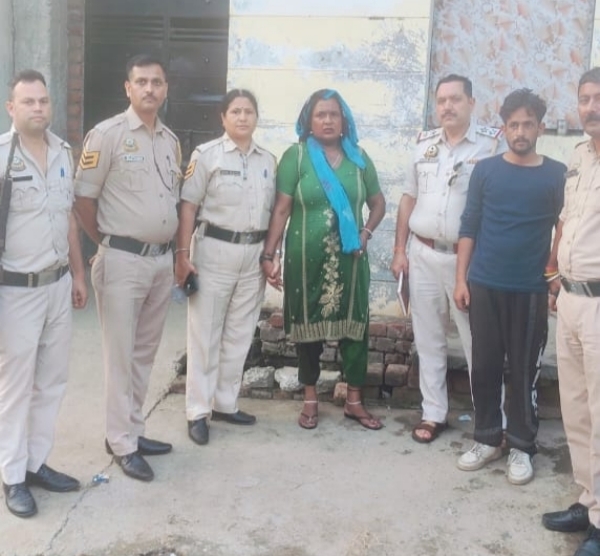 चिट्टे के मामले में पकड़ी गई महिला तस्कर।