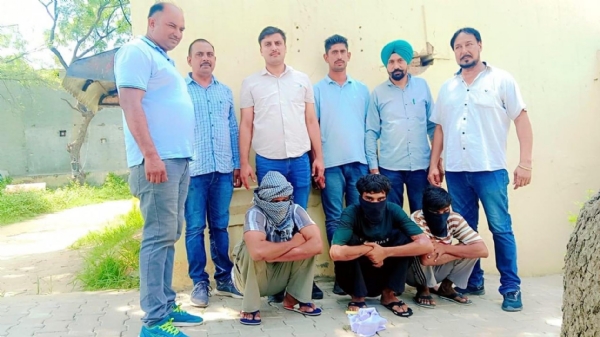 फतेहाबाद। पुलिस गिरफ्त में भूना में चोरी के आरोप में पकड़े गए तीनों युवक।