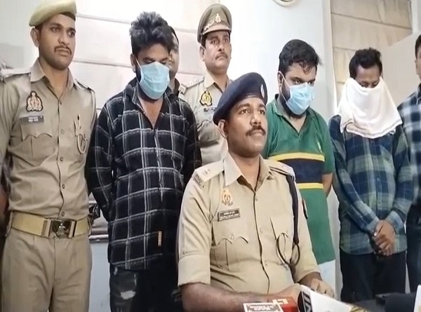 खुलासा करते पुलिस अधिकारी