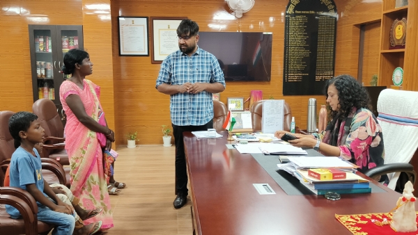 उपायुक्‍त से समस्‍या सुनाती बिरसामति देवी