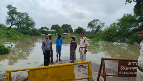 जांजगीर कलेक्टर जन्मेजय महोबे ने जलभराव क्षेत्रों का सुबह से निरीक्षण कर राहत कार्यों का लिया जायजा