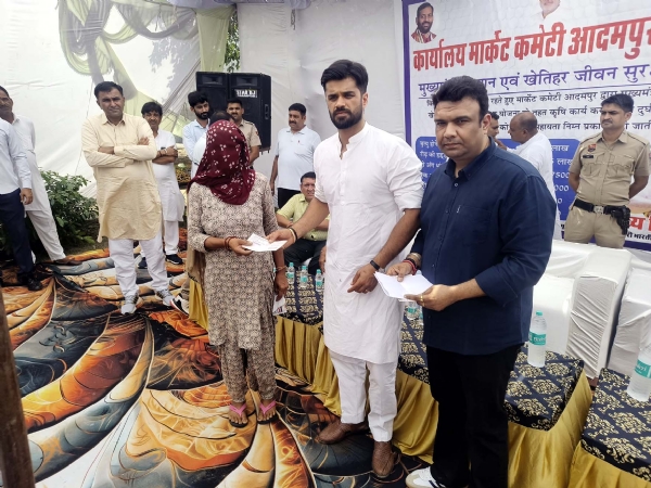 सहायता राशि के चैक वितरित करते हुए भव्य बिश्नोई।