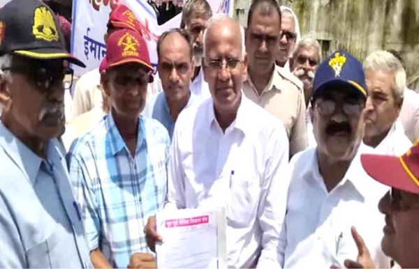 विधायक कंवर सिंह यादव को मांग पत्र सौंपते हुए नागरिक।