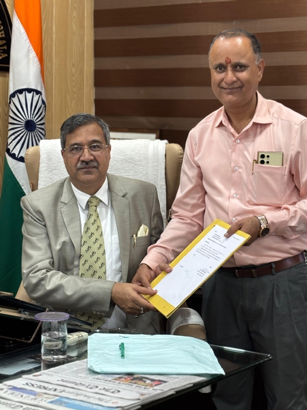 नवनियुक्त कुलसचिव कुलपति के साथ।