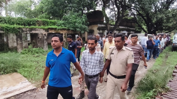 गिरफ्तार अधिकारी