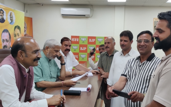 शाम लाल शर्मा और मोहन लाल भगत ने भाजपा मुख्यालय में लगाया जनता दरबार