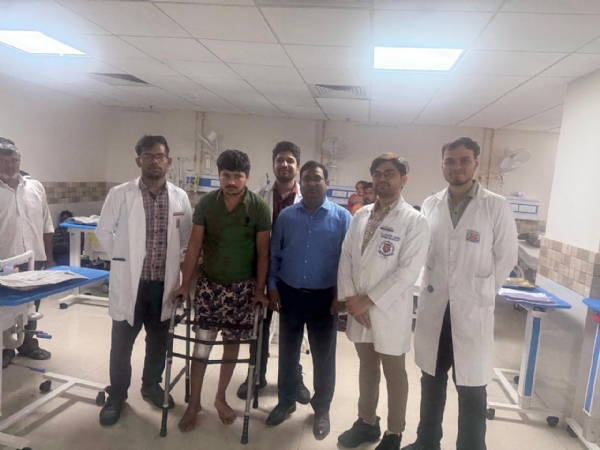 मरीज के साथ चिकित्सकों की टीम