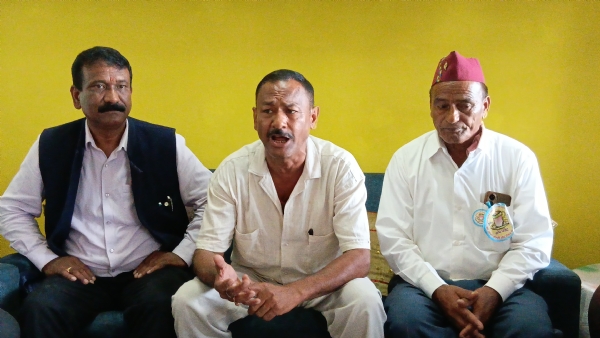 पौड़ी में पत्रकारों से बातवीत करते धौलकंडी सीट से कांग्रेस समर्थित प्रत्याशी दीपेंद्र  भंडारी