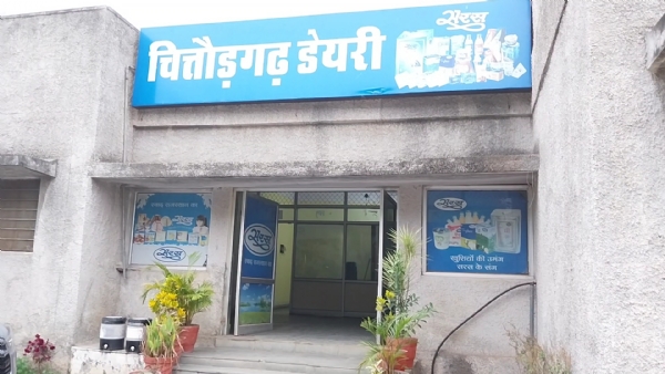 चित्तौड़गढ़ डेयरी में वाहन चालक के बूथ संचालकों से ठगी का मामला सामने आया।