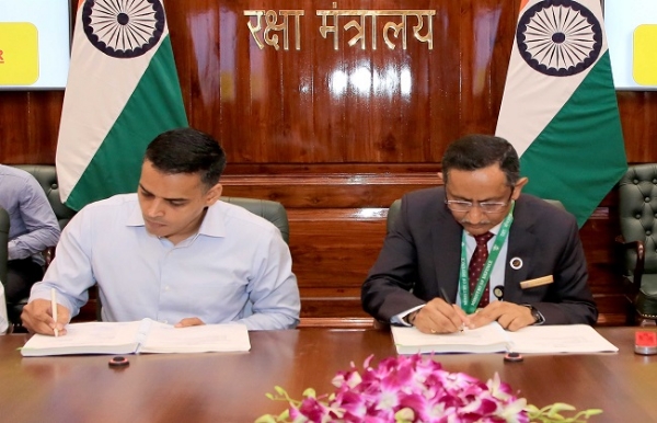 रक्षा मंत्रालय और बीईएल के वरिष्ठ अधिकारी अनुबंध पर हस्ताक्षर करते हुए