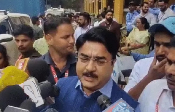 मप्र के मंत्री नरेन्द्र शिवाजी पटेल मीडिया से बातचीत करते हुए
