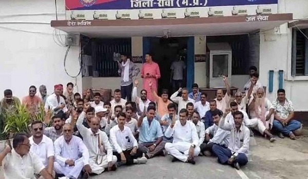 थाने में धरने पर बैठे परिजन और ग्रामीण