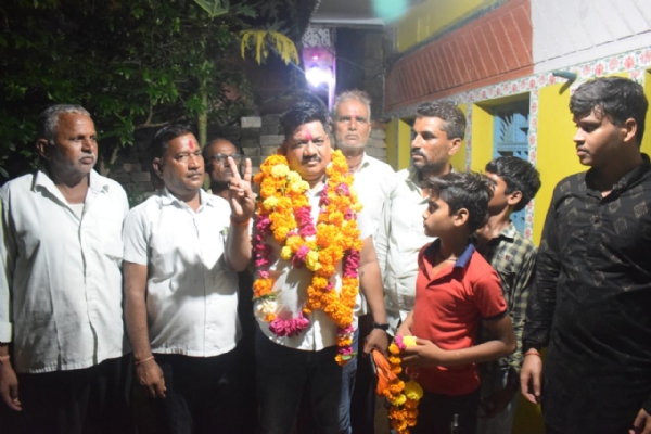 खुशियां मनाते लालता के समर्थक