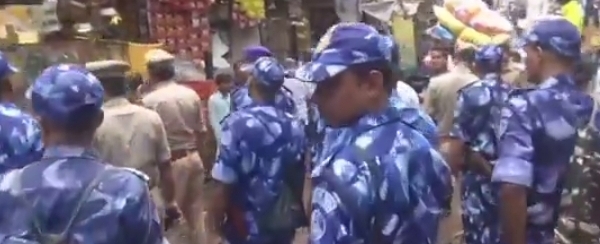 दालमंडी में फ्लैग मार्च (वीडियो से ली गई फोटो)