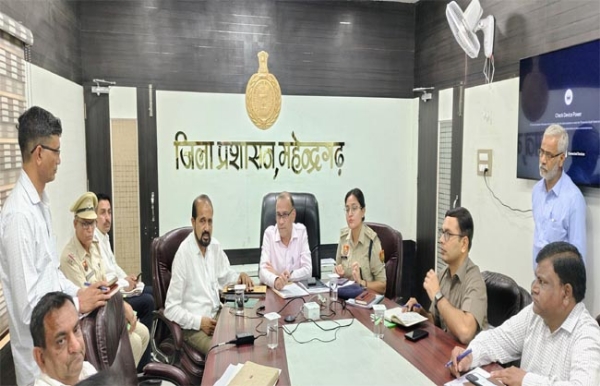 समीक्षा बैठक में मौजूद उपायुक्त डॉ विवेक भारती तथा पुलिस अधीक्षक पूजा वशिष्ठ।