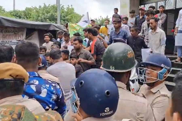 एसएफआई ने किया विकास भवन का घेराव