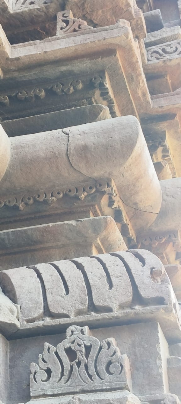 उदयेश्वर नीलकंठेश्वर मंदिर में दरारें,