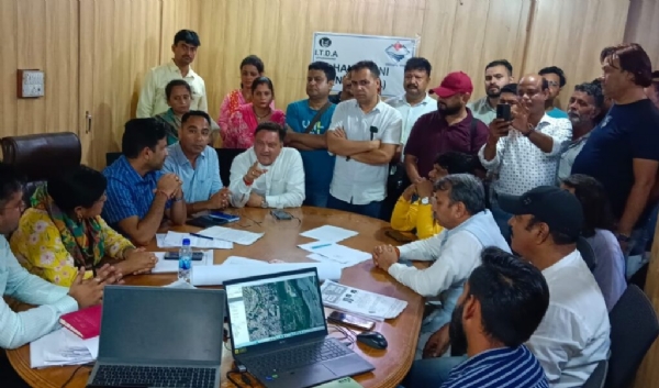 मेयर गजराज सिंह बिष्ट ने अधिकारियों से किया