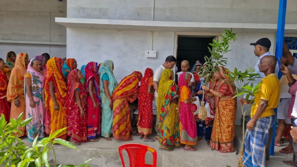 अररिया फोटो:जरूरत के समान और आम के पौधों का वितरण