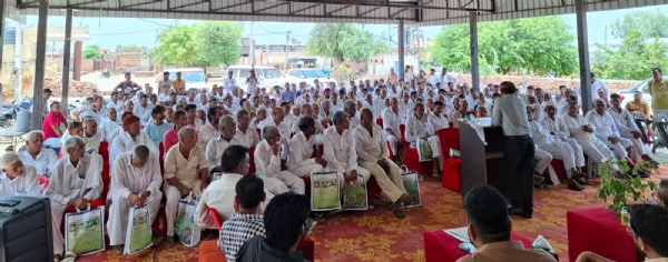 कृषि मेले में भाग लेते किसान।